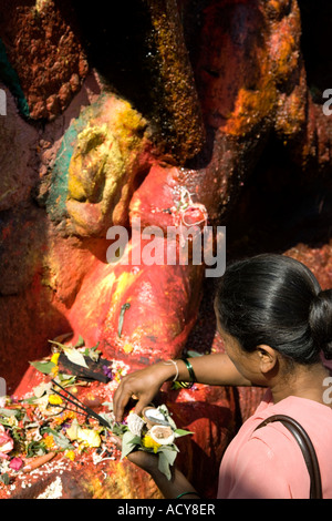 Frau eine Darbringung, Kala Bhairab.Durbar Square.Kathmandu.Nepal Stockfoto