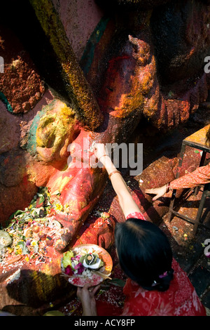 Frau eine Darbringung, Kala Bhairab God.Durbar Square.Kathmandu.Nepal Stockfoto