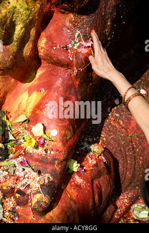 Frau eine Darbringung, Kala Bhairab God.Durbar Square.Kathmandu.Nepal Stockfoto