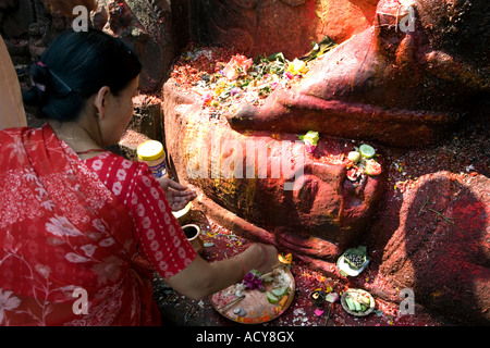 Frau eine Darbringung Kala Bhairab Gott. Durbar Square.Kathmandu.Nepal Stockfoto