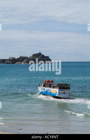 Dh St. Aubin Bay Schloss Fähre St Helier Jersey Ente Transport auf Elizabeth Castle Causeway in Wasser Boot Touren eingetaucht Stockfoto