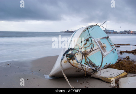 Schiffbrüchige Segelboot gestrandet am Strand nach Wintersturm, Santa Barbara, Kalifornien. Dezember 2004 Stockfoto