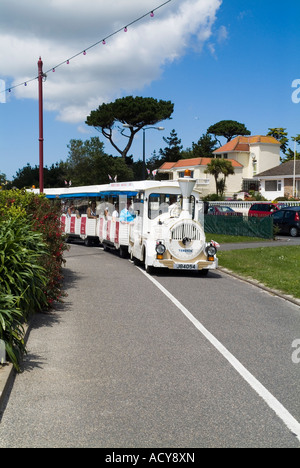 dh St Aubins Bay ST AUBINS BAY JERSEY Le Petit Train Road Touristenzug auf alte Eisenbahn-Strecke promenade Stockfoto