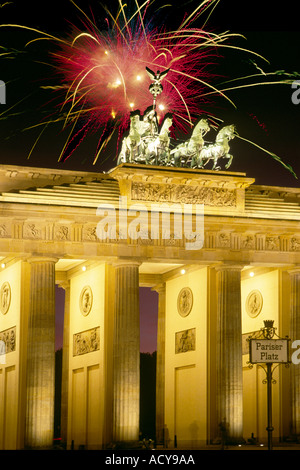 Berlin Brandenburger Tor Quardriga Feuerwerk Stockfoto