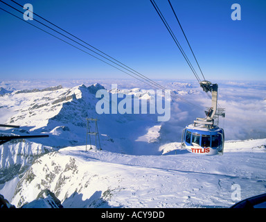 Schweiz Schweizer Alpen Titlis-Panorama Seilbahn blauer Himmel Stockfoto
