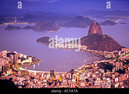 Brasilien Rio de Janeiro Pao de Acucar Botafogo Bucht bei Nacht-Blick vom Mt Corcovado 710m Stockfoto