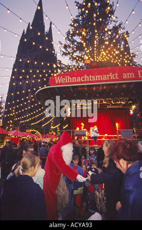 Deutschland Köln Koeln Kuppel Kathedral Chistmas Markt Santa Claus Verteilung von Weihnachten präsentiert Stockfoto