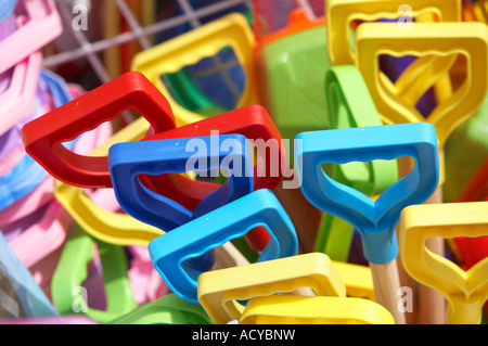 Griffe der Kinder am Meer Pik stapelten sich in ein Meer Shop Portstewart zu verkaufen Stockfoto