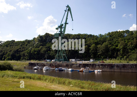 Historischer Kran dient eine marina Stockfoto