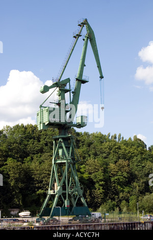 Historischer Kran dient eine marina Stockfoto