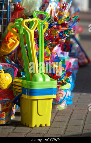 Eimer und Spaten und Windmühlen und andere Spielsachen zum Verkauf in einem Meer Shop Portstewart aufgestapelt Stockfoto