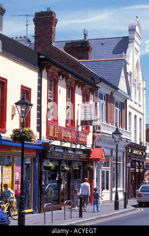 Geschäfte und Restaurants an der Hauptstraße von Dalkey bei Dublin Irland Stockfoto