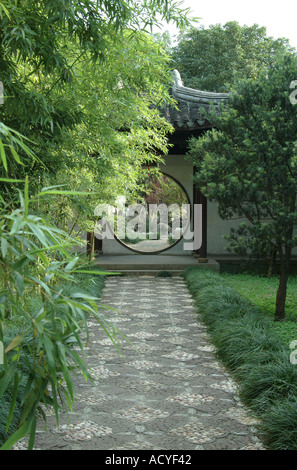 Blick durch ein Mondtor im „Verweilenden Garten“ in Suzhou, China Stockfoto