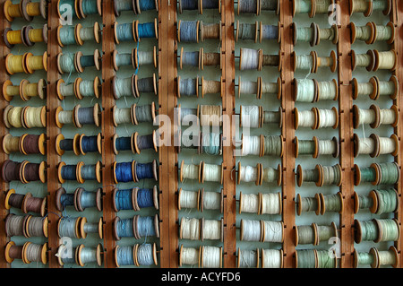 Walzen von farbigen Seidenfäden gebrauchsfertig in einer Teppichfabrik in Shanghai China Stockfoto