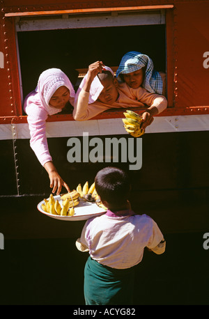 Myanmar Zug Reisen Nonnen kaufen Bananen aus Zug Fenster Stockfoto