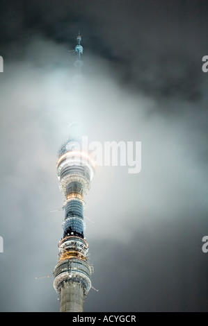 Moskauer Fernsehturm Ostankino Nacht sehr Nebel Stockfoto