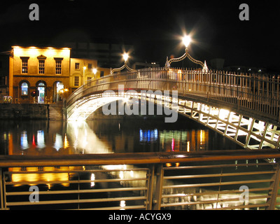 Neon-Leuchten bei Hapenny Brücke Dublin Ireland in der Abenddämmerung Stockfoto