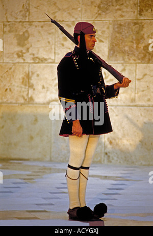 1, 1, griechische Soldaten, evzone der Präsidentengarde, evzone, Präsidentengarde, Grabmal des unbekannten Soldaten, das Parlamentsgebäude, Athen, Griechenland Stockfoto