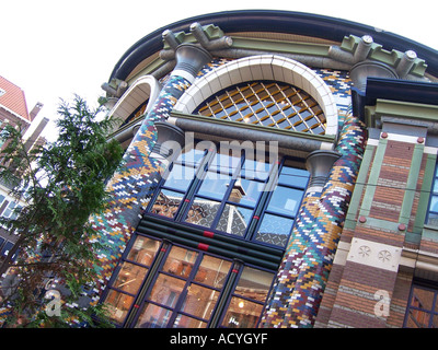 Fassade des Kleiderladens The Sting in der Nähe von den Haag Buitenhof mit Mosaik-Fliesen dekoriert Stockfoto