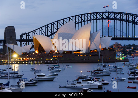 Australien New South Wales Sydney Harbour Opernhaus von Sydney und Kleiderbügel-Brücke mit vielen Yachten im Wasser Stockfoto