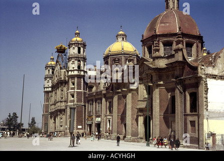 Geographie/Reise, Mexiko, Mexiko-Stadt, Kirchen, Alte Basilika von Guadalupe, erbaut: 1531 - 1709, Außenansicht, 1964, historisch, historisch, Mittelamerika, 20. Jahrhundert, 1960er Jahre, Architektur, Gebäude, Kirche, CEAM, Menschen, Stockfoto