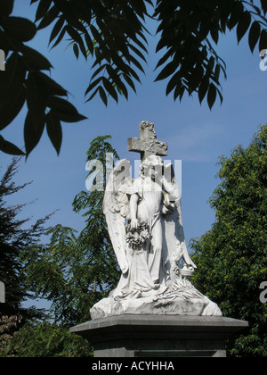 Statue von Angel Gabriel unter Bäumen im Friedhof Roermond Limburg Holland Niederlande Stockfoto