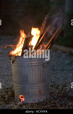 Zink verzinkt Garten Müllverbrennungsanlage verwendet wird, um die alten Holzdielen hohen ISO brennen Stockfoto