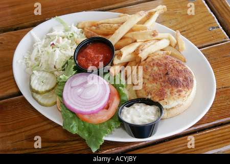 Virginia Beach, Lynnehaven River, Bubba's Marina und Restaurant Restaurants Essen Essen Essen Cafe Cafes, Krabbenkuchen Sandwich Platte, VA070613064 Stockfoto