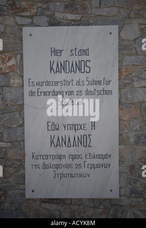 CRETE deutsche Gedenktafel am Kriegerdenkmal in Kandanos angezeigt. Stockfoto