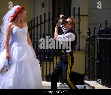 Eine Braut posiert für einen Fotografen an ihrem Hochzeitstag. Bild von Jim Holden. Stockfoto