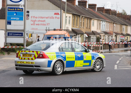 Polizei Notruf Straßensperre auf einer überfluteten Straße verursacht Verkehrschaos in Swindon, Wiltshire Stockfoto