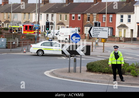 Polizei Notruf Straßensperre auf einer überfluteten Straße verursacht Verkehrschaos in Swindon, Wiltshire Stockfoto