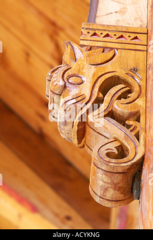 Detail eines Drachen-Kopfes in der englischen Kirche oder die Kirche von St. Olav Balestrand Sogn Og Fjordane Norwegen Stockfoto