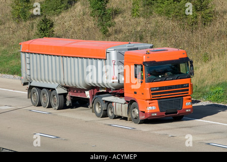 M25 Autobahn unmarkierte DAF LKW verdeckt Nummer Platte Bulk Carrier Anhänger & LKW Abdeckung montiert Stockfoto