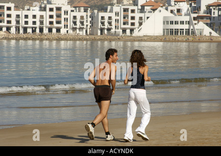 Junges Paar am Strand von Agadir Ausübung Stockfoto