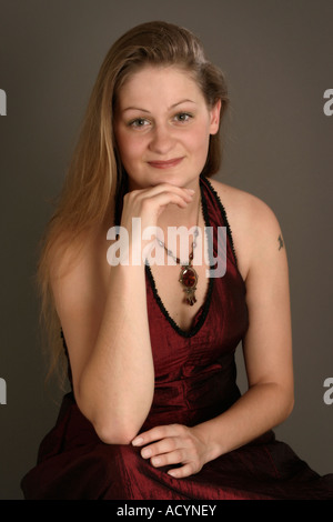 Eine junge Frau mit langen Haaren tragen [Ballkleid] Stockfoto