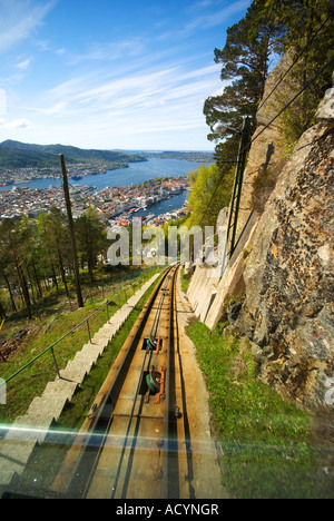 Die Standseilbahn Fløibahn bietet eine fantastische Aussicht auf die Stadt auf dem Weg an die Spitze des Mount Fløien in Bergen, Norwegen Stockfoto