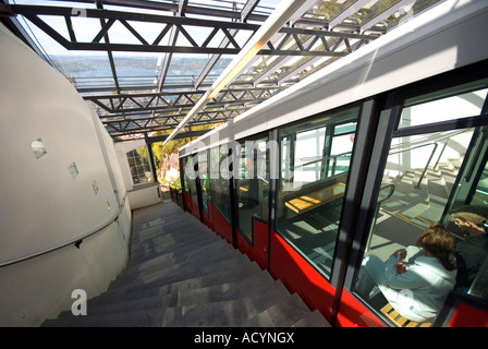 Die Standseilbahn Fløibahn bietet eine fantastische Aussicht auf die Stadt auf dem Weg an die Spitze des Mount Fløien in Bergen, Norwegen Stockfoto