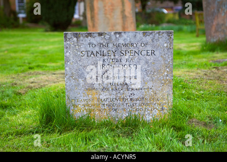 Der Grabstein von Sir Stanley Spencer in Cookham Kirche in Berkshire, England. Stockfoto