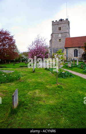 Cookham Kirche in Berkshire, England. Mit den kleinen Grabstein von Sir Stanley Spencer im Vordergrund Stockfoto