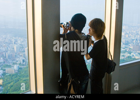 Zwei junge koreanische Männer Photgraphing von innen N Seoul Tower Seoul Südkorea Stockfoto