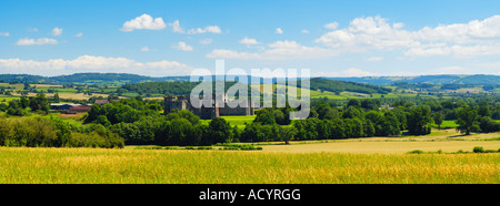 Das 15. Jahrhundert die Ruine von Raglan Schloss über ein weizenfeld Raglan in Monmouthshire, Wales an einem sonnigen Sommertag gesehen. Stockfoto