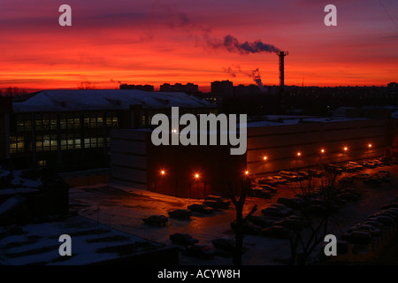 Moskau Skyline bei Sonnenuntergang zeigt Industriebauten Verschmutzung der Atmosphäre Stockfoto