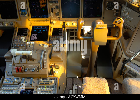 Fluginstrumente auf einer Instrumententafel in einem Cockpit von Boeing 777-Flugzeugen, die Instrumente und Steuerjoke zeigen Stockfoto