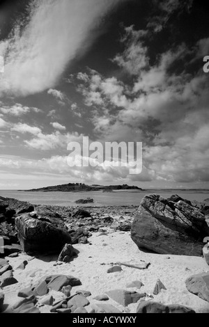 Blick entlang der Galloway-Küste, gesäumt von Felsen, Geröll und feinem Sand auf der Insel Ardwall B W Stockfoto