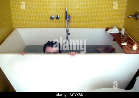 Mann in eine japanische Badewanne Stockfoto