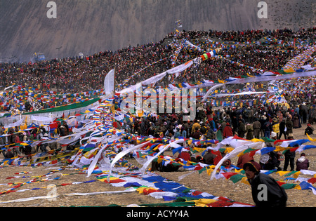 Pilger und Gebetsfahnen in Mount Kailash Tibet Stockfoto