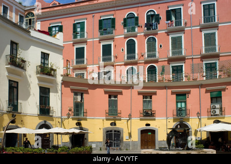 Salerno, Kampanien, Italien. Gehäuse und Café am Square off Corso Giuseppe Garibaldi Stockfoto