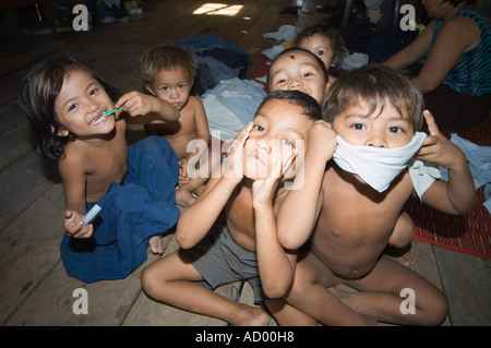 Kinder Leben auf der Straße in den Slums Phnom Penh Kambodscha in Südostasien Stockfoto