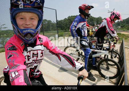 Virginia Hampton, Gosnold's Hope Park, Hampton Super Track, BMX-Fahrrad, Radfahren, Reiten, Radfahren, Fahrer, Radrennen, Helm, Uniform, Starttor, VA07061604 Stockfoto